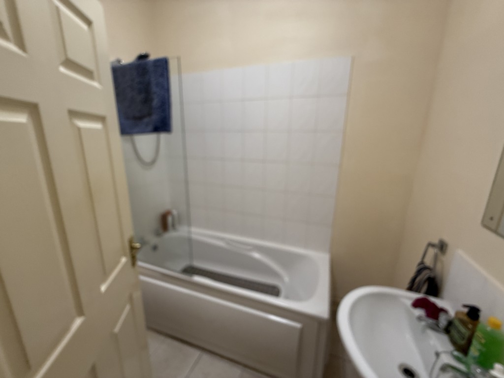 Lot: 47 - MIXED RESIDENTIAL AND COMMERCIAL TOWN CENTRE INVESTMENT - Flat 1 Bathroom with shower over bath